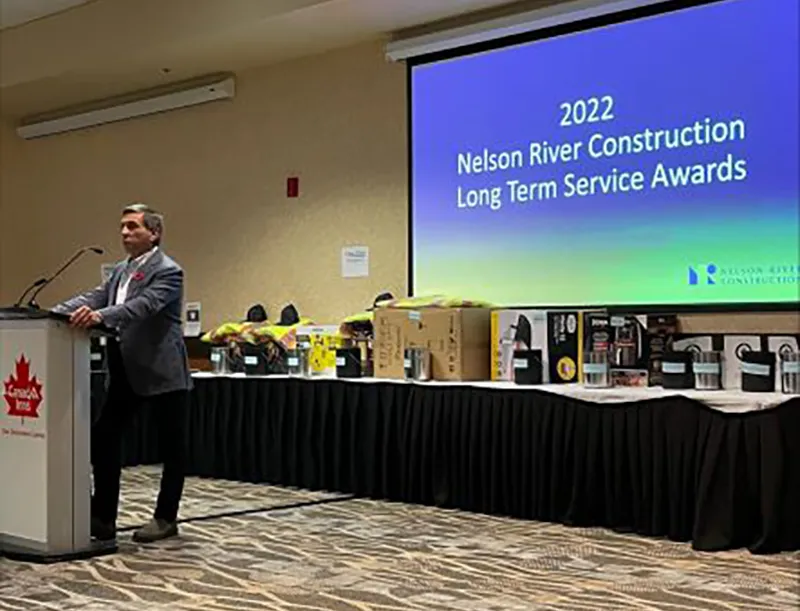 2022 Nelson River Construction long term service award presentor