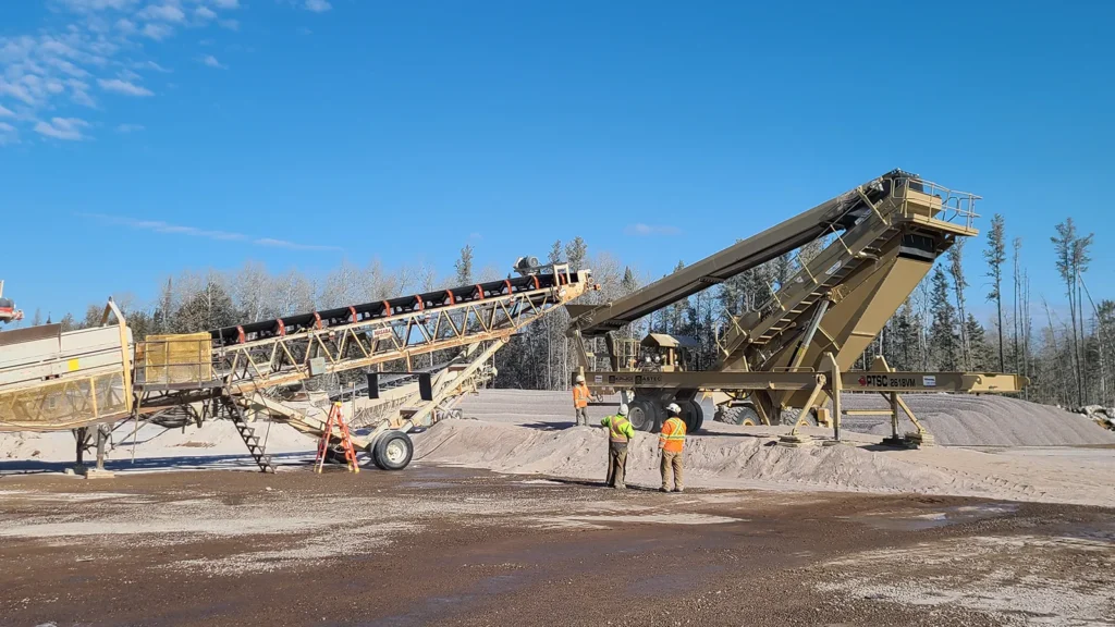 Loose material conveyor belt machines